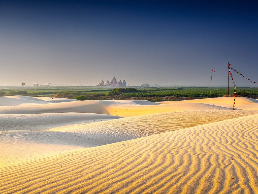 Fine golden-white sand dunes of Raman Reti under a big sky